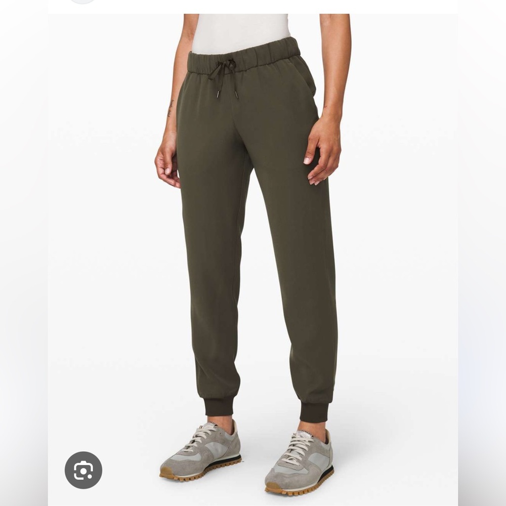 Lululemon On the Fly Jogger in Olive